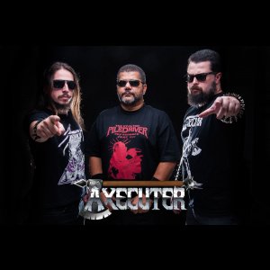 AXECUTER: Anunciada pré-venda das camisetas oficiais de “Surrounded By Decay”, confira!