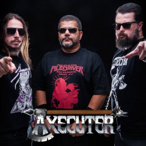 AXECUTER: Anunciada pré-venda das camisetas oficiais de “Surrounded By Decay”, confira!