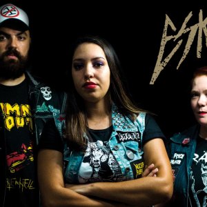 ESKRÖTA: Banda divulga capa de “Cenas Brutais” com capa desenvolvida pelo artista Alcides Burn
