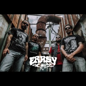 ERASY: “apostam num som arrastado, pesado e cheio de referências” – Coletivo La Migra