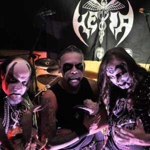 HÉIA: “escancara a banda em sua melhor forma” – Roadie Crew