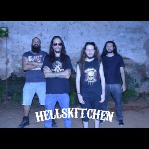 HELLSKITCHEN: “riffs pesados e de impacto” – Gaveta de Bagunças