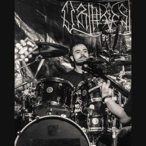 ORTHOSTAT: Assista ao drum cam para a faixa “Orthostat”