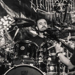 ORTHOSTAT: Assista ao drum cam para a faixa “Orthostat”