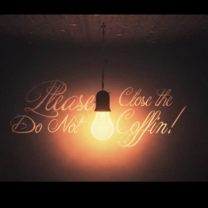 DEEP MEMORIES: Assista agora ao lyric vídeo de “Please, Do Not Close The Coffin!”